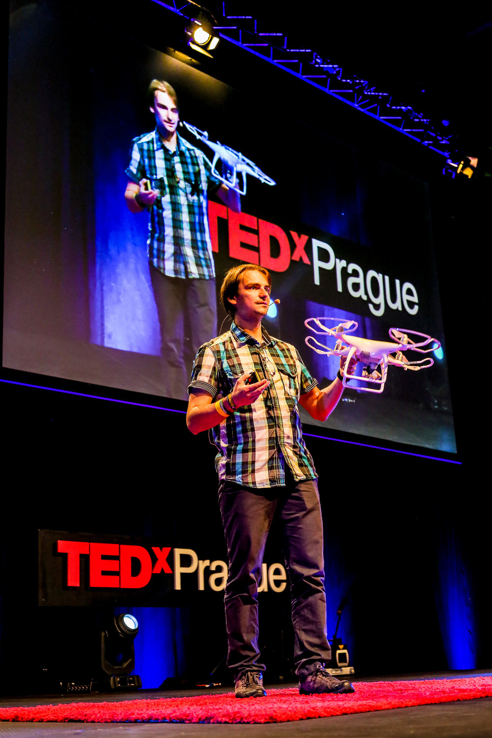 Petr Jan Juračka na přednášce TED Prague.