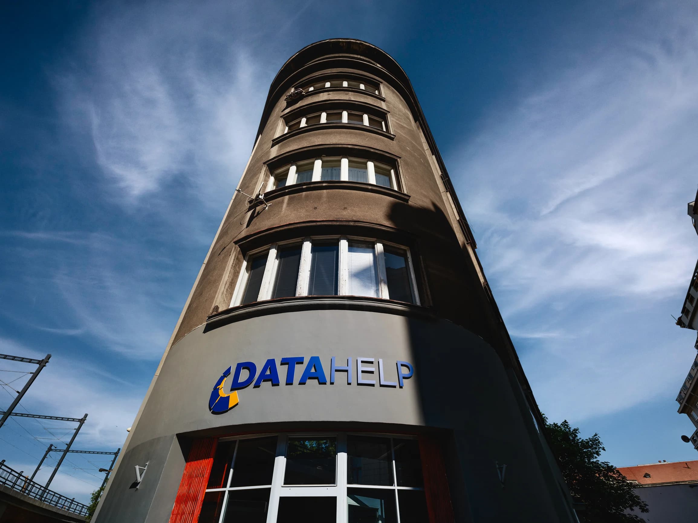 Tým DataHelp před sídlem firmy v Praze 8 – Karlíně