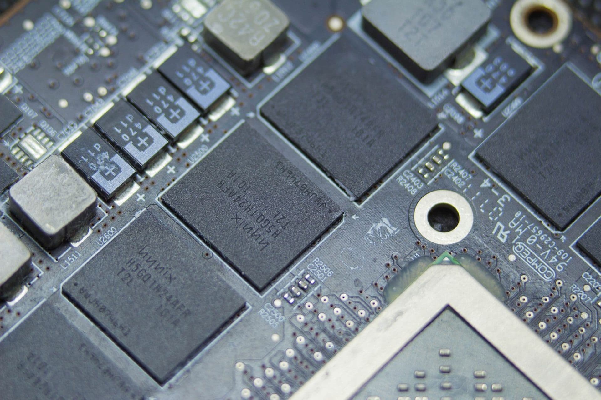 Elektronika SSD disku — řadič a paměťové moduly