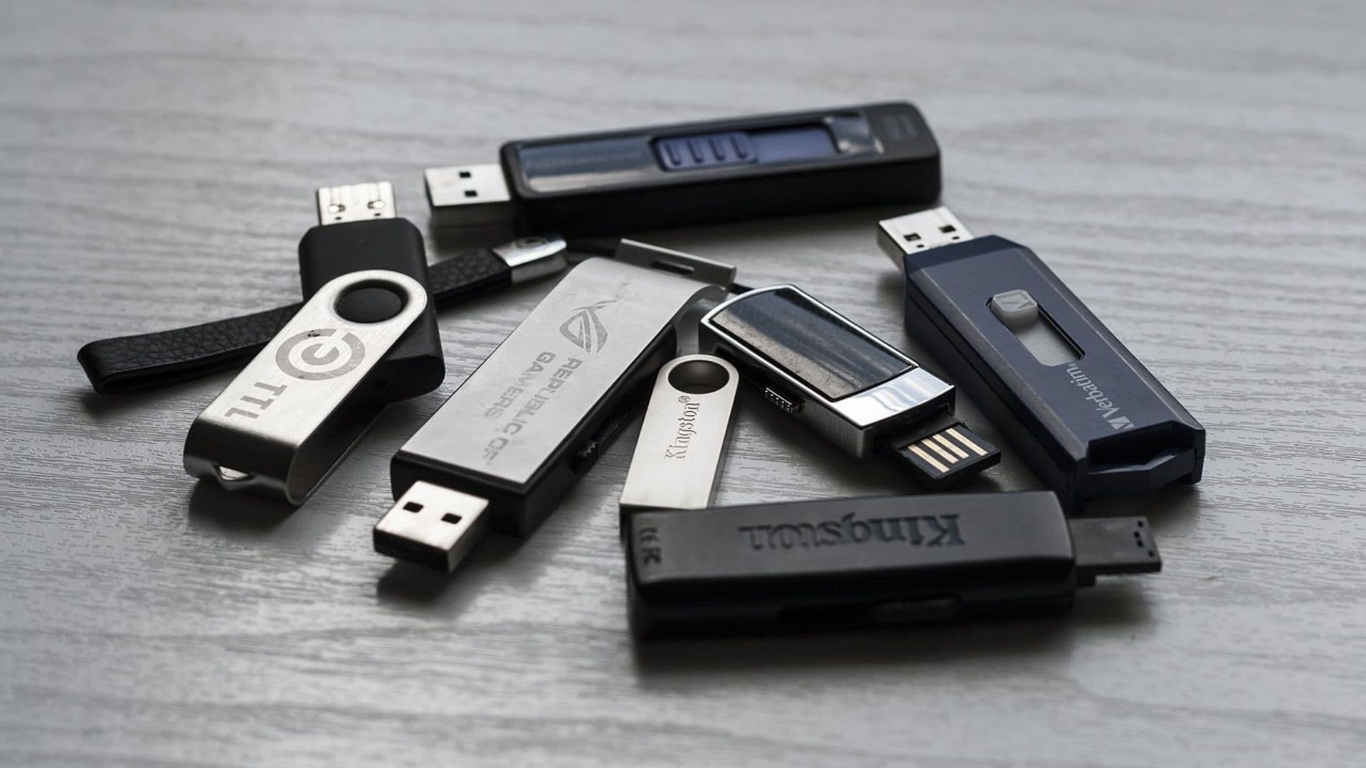USB flash disk — paměťový čip a řadič