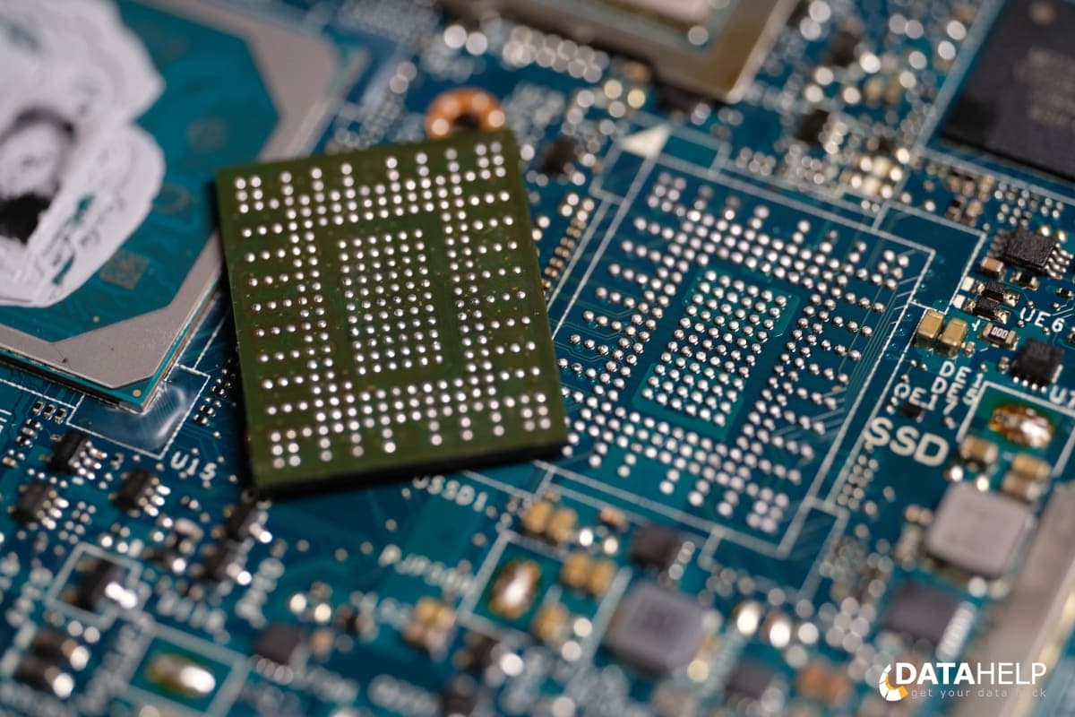 Dell XPS 13: chip-off na BGA SSD pod ochranou BitLocker, 90 % zachráněných dat