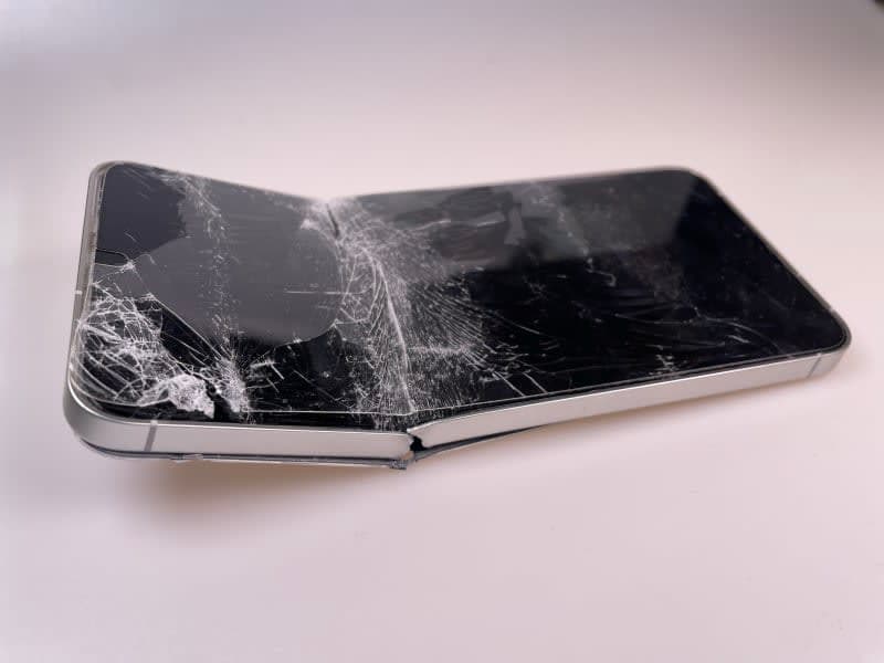 Záchrana dat ze Samsung Galaxy S24+ ohnutého napůl