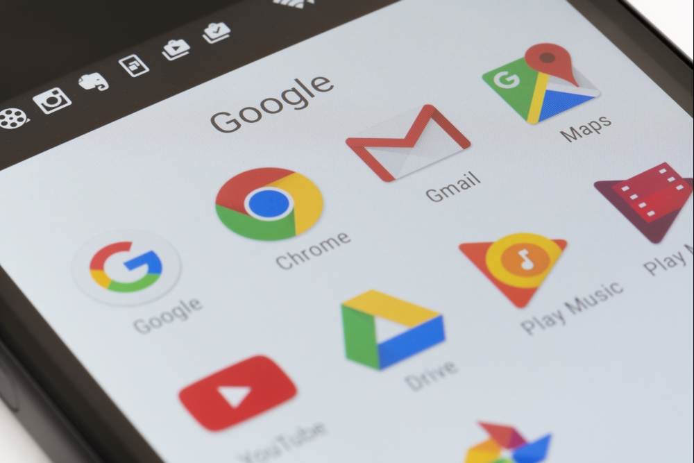 Obrazovka telefonu s detailem loga Google.